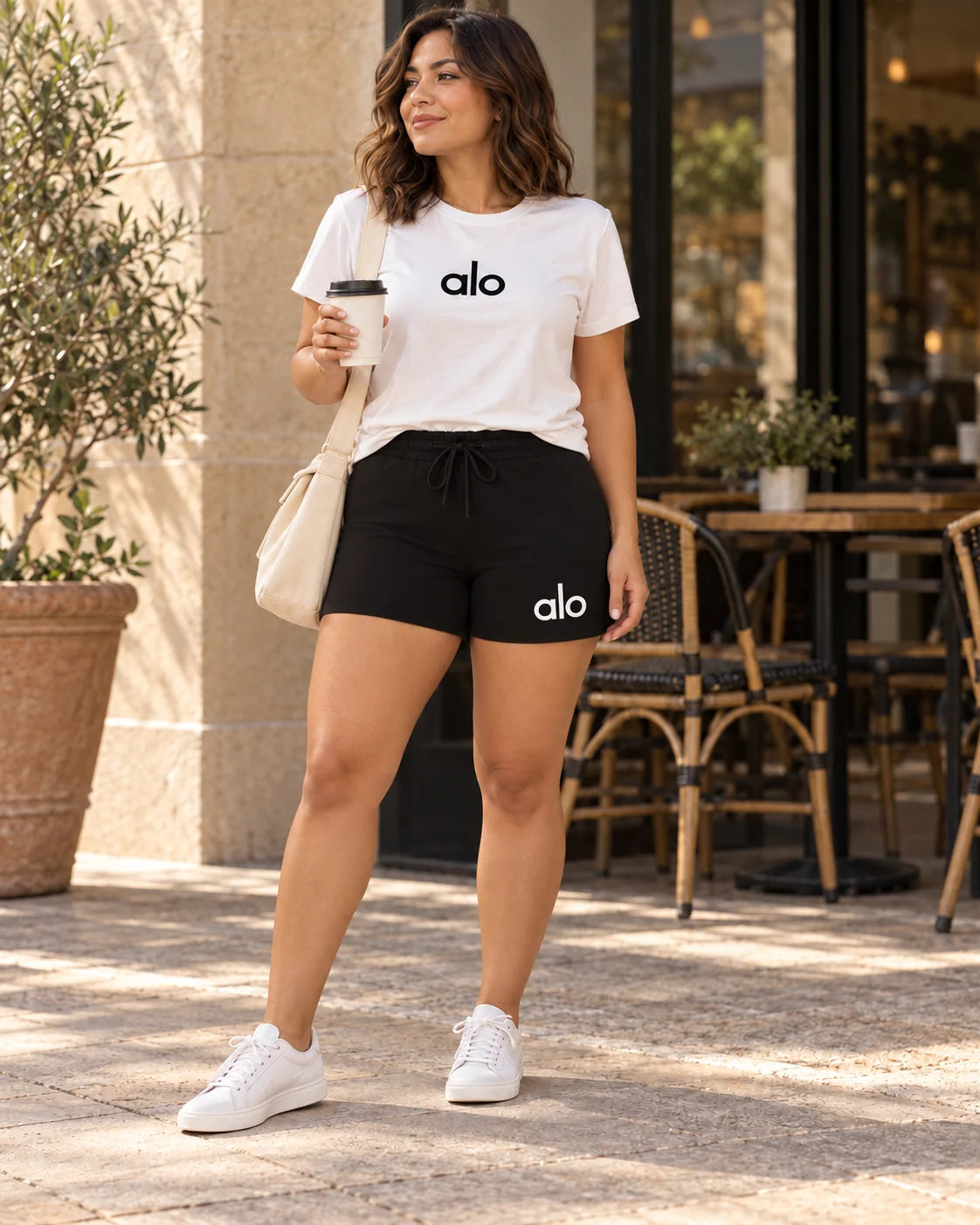 Recreación editorial: modelo latina con Urban Fit blanco-negro en un café