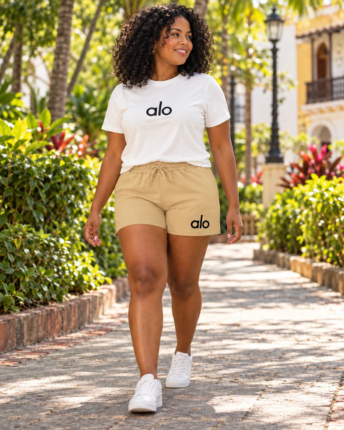 Recreación editorial: modelo afrolatina con Urban Fit blanco-beige en un parque